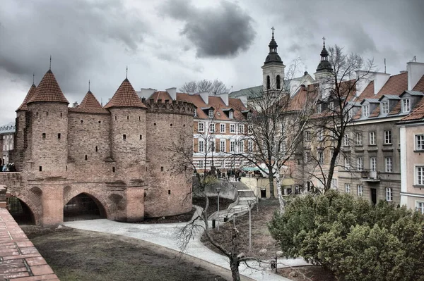 ポーランドのワルシャワ旧市街の入り口にあるワルシャワ バービカン — ストック写真
