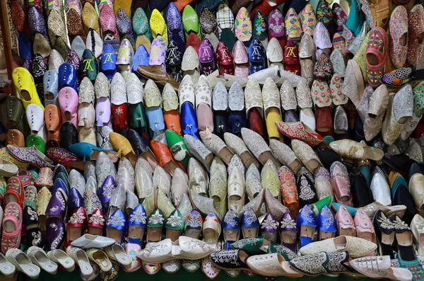시장에서 판매되는 모로코의 슬리퍼 — 스톡 사진