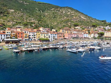 Giglio Adası, İtalya - 13 Ağustos 2023: Giglio Adası 'ndaki Giglio Porto manzarası. Toskana, İtalya