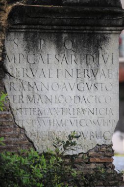 harabe bir Roma Tapınağı latin yazıt. Roma, İtalya