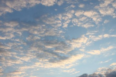 Gün batımında bulutlu mavi bir gökyüzü