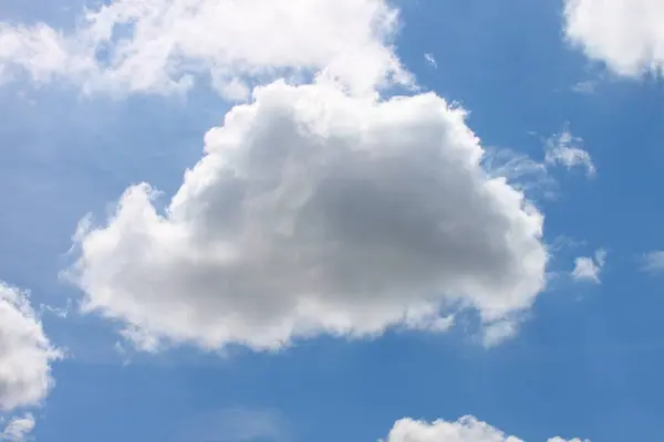 Blue Sky Puffy White Clouds — Stock Photo, Image