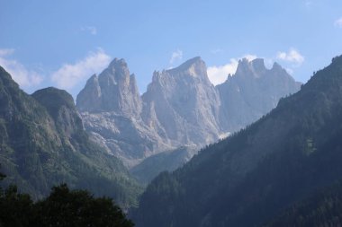 Yaz mevsimi boyunca San Martino 'nun soluk renkli manzara manzarası. Alpler, İtalya