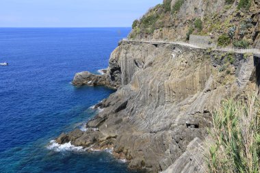 Via dell 'Amore ya da Aşk Yolu, Riomaggiore ve Manarola köylerini birbirine bağlayan denize bakan bir yaya caddesi. Cinque Terre, İtalya