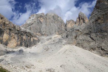 Yaz mevsiminde San Martino Pale di San Martino çiftliği. Alpler, İtalya