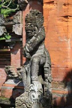 Pura Tirta Empul 'da bir Hindu tanrısının taş heykeli, Ubud yakınlarındaki Bali Kutsal Su Tapınağı. Bali, Endonezya