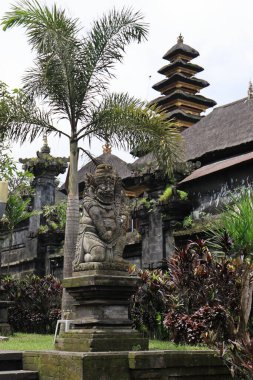 Endonezya, Bali 'deki Pura Besakih ana tapınağındaki bir Hindu tanrısının taş heykeli.