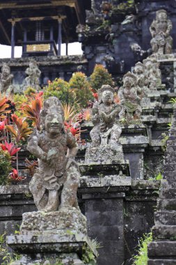 Endonezya, Bali 'deki Pura Besakih ana tapınağındaki Hindu tanrılarının taş heykelleri.