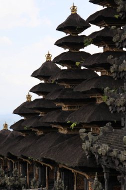 Endonezya, Bali 'deki Pura Besakih ana tapınağındaki Pagodas' ın çatıları