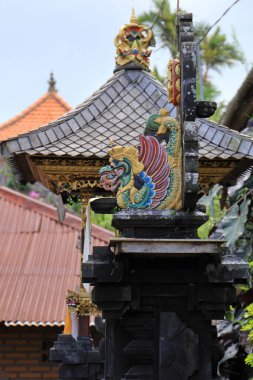 Endonezya, Bali 'deki Pura Besakih ana tapınağındaki bir Hindu tanrısının taş heykeli.