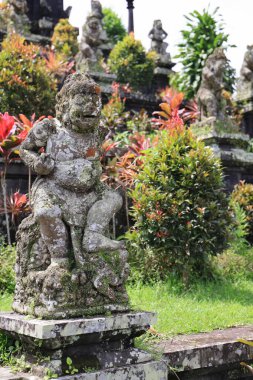 Endonezya, Bali 'deki Pura Besakih ana tapınağındaki bir Hindu tanrısının taş heykeli.