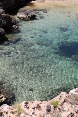 Ostuni, Salento sahilinde kayalıkları olan resim gibi bir deniz manzarası. Puglia, İtalya