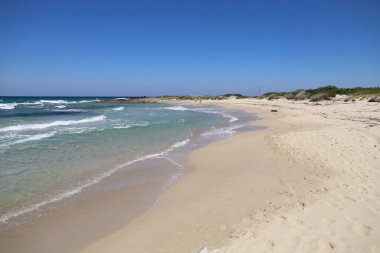 Salento kıyısındaki Ostuni 'deki beyaz kumsal. Puglia, İtalya