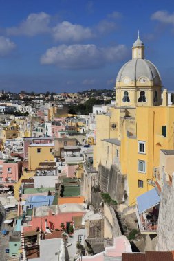 Procida 'nın panoramik manzarası: renkli evler, kafeler ve restoranlar, Marina Corricella' da balıkçı tekneleri ve yatlar, Napoli Körfezi, Campania, İtalya