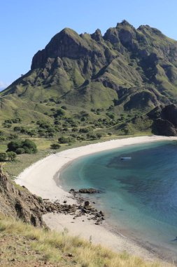 Padar Adası 'ndaki beyaz kumlu plaj. Komodo Ulusal Parkı, Endonezya