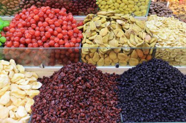 Kurutulmuş meyve ve fındık yerel gıda pazarında Taşkent, Özbekistan'a