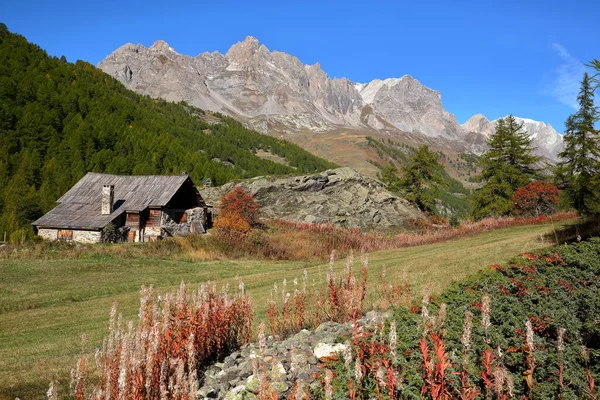 stock image A traditional wooden chalet (mountain hut) in Vallee de la Claree (Claree Valley) above Nevache village, Hautes Alpes (French Southern Alps), France, surrounded by mountains