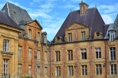 Tarihi binaların cephelerine yakın plan Charleville Mezieres, Ardennes, Grand Est, Fransa 'da yer alan Place Ducale. Ducale 17. yüzyıldan kalma bir mimari mücevherin içinde.