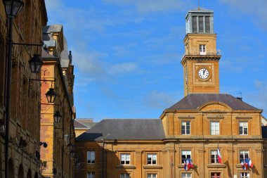 Tarihsel binaların ön cephelerinde Charleville Mezieres, Ardennes, Grand Est, Fransa 'daki Place Ducale, belediye binası bulunmaktadır. Ducale 17. yüzyıldan kalma bir mimari mücevherin içinde.