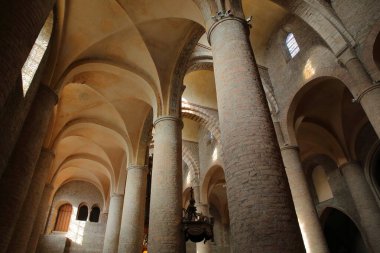 TOURNUS, FRANCE - 16 Ekim 2022: Etkileyici mahzenleri ve sütunları olan Saint Philibert Abbey Kilisesi