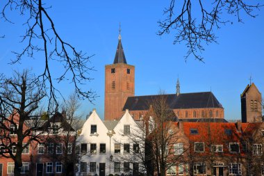 Arka planda Grote Kerk kilisesinin saat kulesi ve sağda Saint Vituskerk kilisesi ile Naarden, Hollanda müstahkem kasaba içinde yer alan tarihi evler