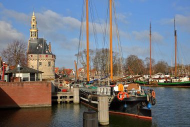 Hoorn limanı (Binnenhaven), Batı Friesland, Hollanda, Hoofdtoren (Kafa Kulesi) ve eski ahşap yelkenli tekneleri ile