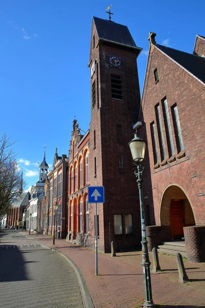 位于荷兰乌得勒支Amersfoort的Het Zand街沿线的历史建筑 其前景是天主教教堂Saint Joris Het Zand 沙上的圣乔里斯教堂 — 图库照片