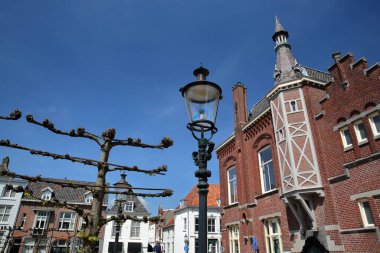 Hertogenbosch 'a 19 km uzaklıktaki tahkim edilmiş bir şehir olan Kuzey Brabant, Hollanda' nın tarihi merkezindeki Breestraat caddesi ve Pitstraat caddesinde bulunan tarihi evler.