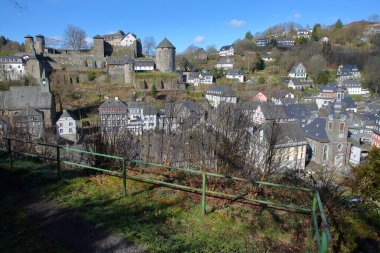 Tarihsel ve ortaçağ şehri Monschau 'nun genel manzarası, Kuzey Ren Westfalia, Almanya