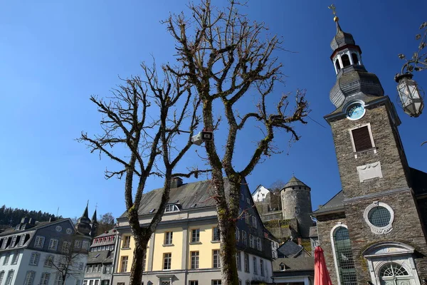 德国北莱茵韦斯特法利亚的一个中世纪城镇的历史中心 有半木结构的房屋 福音城教堂的钟塔和城堡 — 图库照片