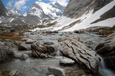 Lac des Vaches (Vache Gölü) ve Gliere Dağı, Vanoise Ulusal Parkı, Kuzey Fransız Alpleri, Tarentaise, Savoie, Fransa, dağlarla ve buzullarla çevrili (Grande Casse zirvesi))