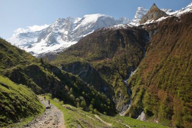 Champagny le Haut, Vanoise Ulusal Parkı, Kuzey Fransız Alpleri, Tarentaise, Savoie, Fransa 'nın sonundaki Gliere Hut' a giden yürüyüş yolu. 