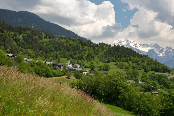 Aldeia Feissons Sur Salins Localizada Acima Comuna Bozel Alpes Norte — Fotografia de Stock