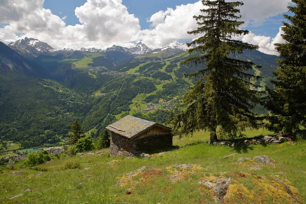法国北部阿尔卑斯山区Courchevel Tarentaise Savoie 被山脉和冰川环绕 从Bozel上方的远足小径到滑雪场的全景 — 图库照片