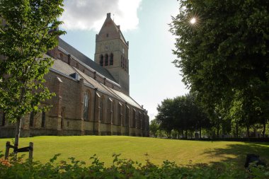 Hollanda 'nın Bolsward kentindeki Martinikerk (St Martin Kilisesi) dış cephesi