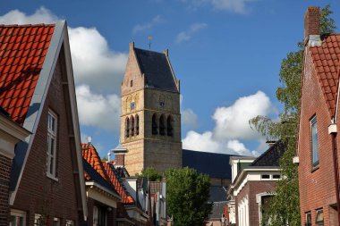 Martinikerk 'in çan kulesi (St Martin Kilisesi) Bolsward, Friesland, Hollanda' daki Kerkstraat caddesinden görüldü.