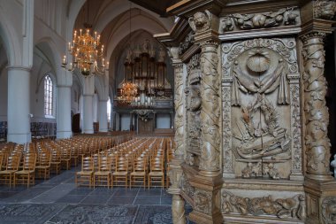 BOLSWARD, NETHERLANDS - 14 Temmuz 2023 Martinikerk 'in içi (St Martin Kilisesi) minberinde ahşap oymalar