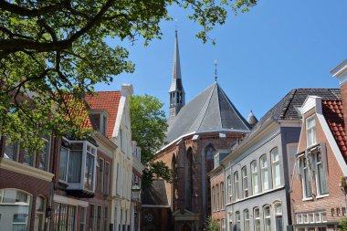 Jacobijnerkerk kilisesi Bij de put caddesinden görüldü Leeuwarden, Friesland, Hollanda 'da, tarihi binalar ön planda