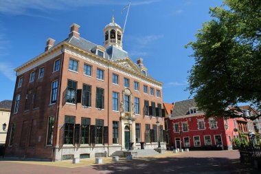 Stadhuis (1715 tarihli belediye binası), Leeuwarden, Friesland, Hollanda 'daki Hofplein Meydanı' nda bulunan Carillon ve oymalarıyla
