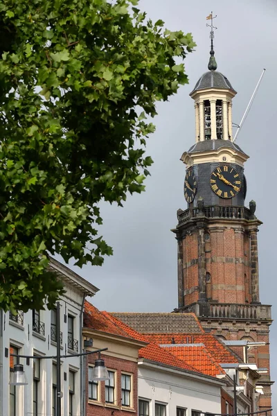 オランダのザットフェン ゲルダーランド オランダのタワーの閉鎖 前景に伝統的な中世の家 — ストック写真
