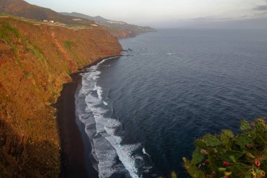 Playa de Nogales (Nogales plajı), Puntallana, La Palma, Kanarya Adaları yakınlarındaki Mirador de la Playa de Nogales 'den (Nogales plaj manzaralı) görüldü.