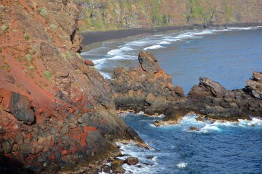 Playa de Nogales (Nogales plajı), Puntallana, La Palma, Kanarya Adaları, İspanya yakınlarındaki volkanik ve kayalık bir araziyle çevrili bir yürüyüş yolundan görülmüştür.