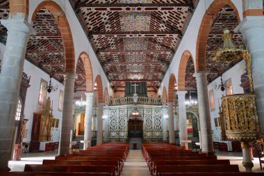 Santa CRUZ DE LA PALMA, LA PALMA, CANARY Adaları, İspanya - 4 Ekim 2023: Plaza de Espana (Espana Meydanı) 'nda bulunan El Salvador Ana Kilisesi' nin içi, barok tarzı bir kürsü ve renkli ahşap tavanlı