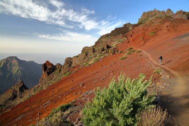 Ulusal Park Caldera de Taburiente, La Palma, Kanarya Adaları, İspanya. Volkanik kratere doğru Mirador 'dan (Viewpoint) Los Andenes' den Roque de Los Muchachos 'a giden bir yürüyüş yolundan bakın.