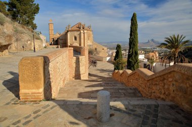 15. yüzyıldan kalma Colegiata de Santa Maria la Mayor, Antequera, Malaga, Endülüs, İspanya 'nın etkileyici Rönesans cephesi San Salvador caddesinden görüldü.