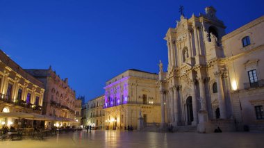 Piazza del Duomo (Duomo Meydanı), Duomo Katedrali, Ortigia Adası, Syracuse, Sicilya, İtalya. Fotoğraf akşam mavi saatte çekildi.