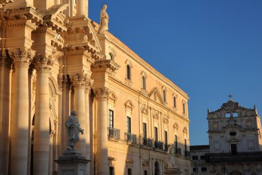 Günbatımı Piazza del Duomo Meydanı 'nda (Duomo Meydanı), Duomo Katedrali, Ortigia Adası, Syracuse, Sicilya, İtalya