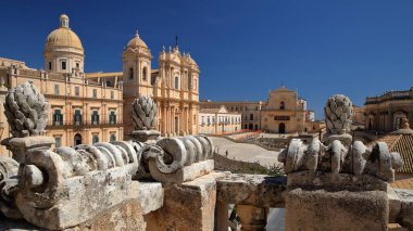 Piazza del Duomo (Duomo Meydanı) Noto, Syracuse, Sicilya, İtalya 'da, Basilica Minore di San Nicolo (St. Nicholas Katedrali) solda.