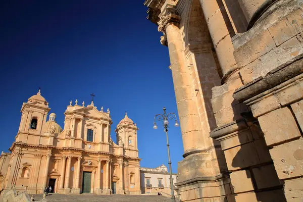 Basilica Minore San Nicolo Cathedral Nicholas 오른쪽의 전경에있는 시칠리아 시라쿠스 스톡 이미지