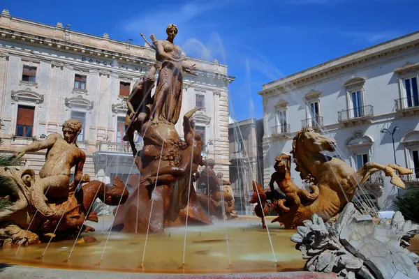 阿耳特弥斯喷泉 Artemis Fountain 或戴安娜喷泉 始建于1906年 位于意大利西西里锡拉库扎的阿基米德广场 Piazza Archimede 图库图片